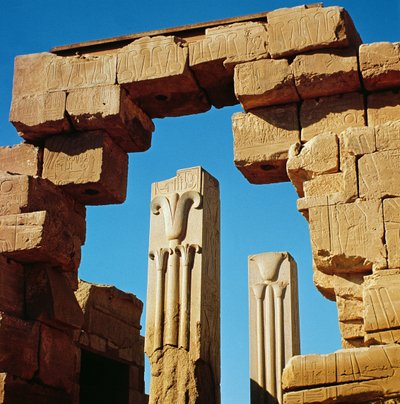 Pilares decorados con plantas estilizadas de loto y papiro del Gran Templo de Amón, Nuevo Reino de Egyptian 18th Dynasty